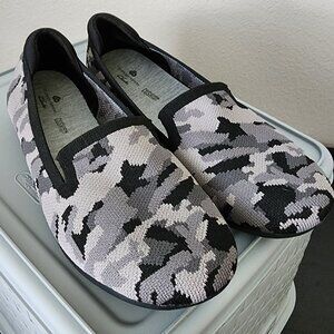 Clarks "Carly Dream" Loafer Flats Black/Grey Camo Knit Women's Size 8
